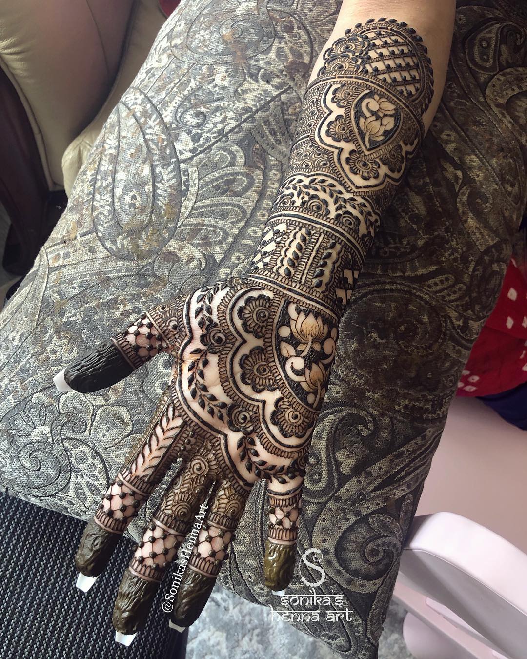 Simple Bharwa Mehndi Design