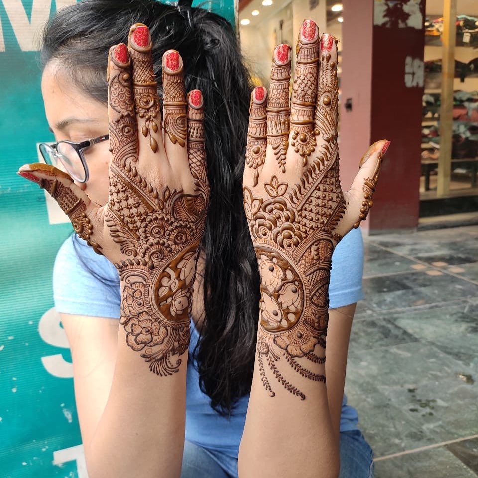 Simple Bharwa Mehndi Designs For Back Hands