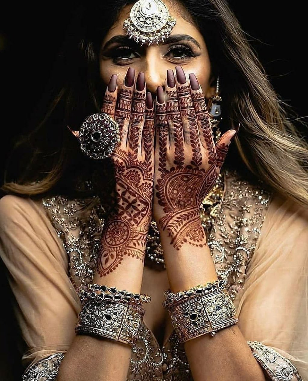 Simple Bharwa Mehndi Designs For Back Hands